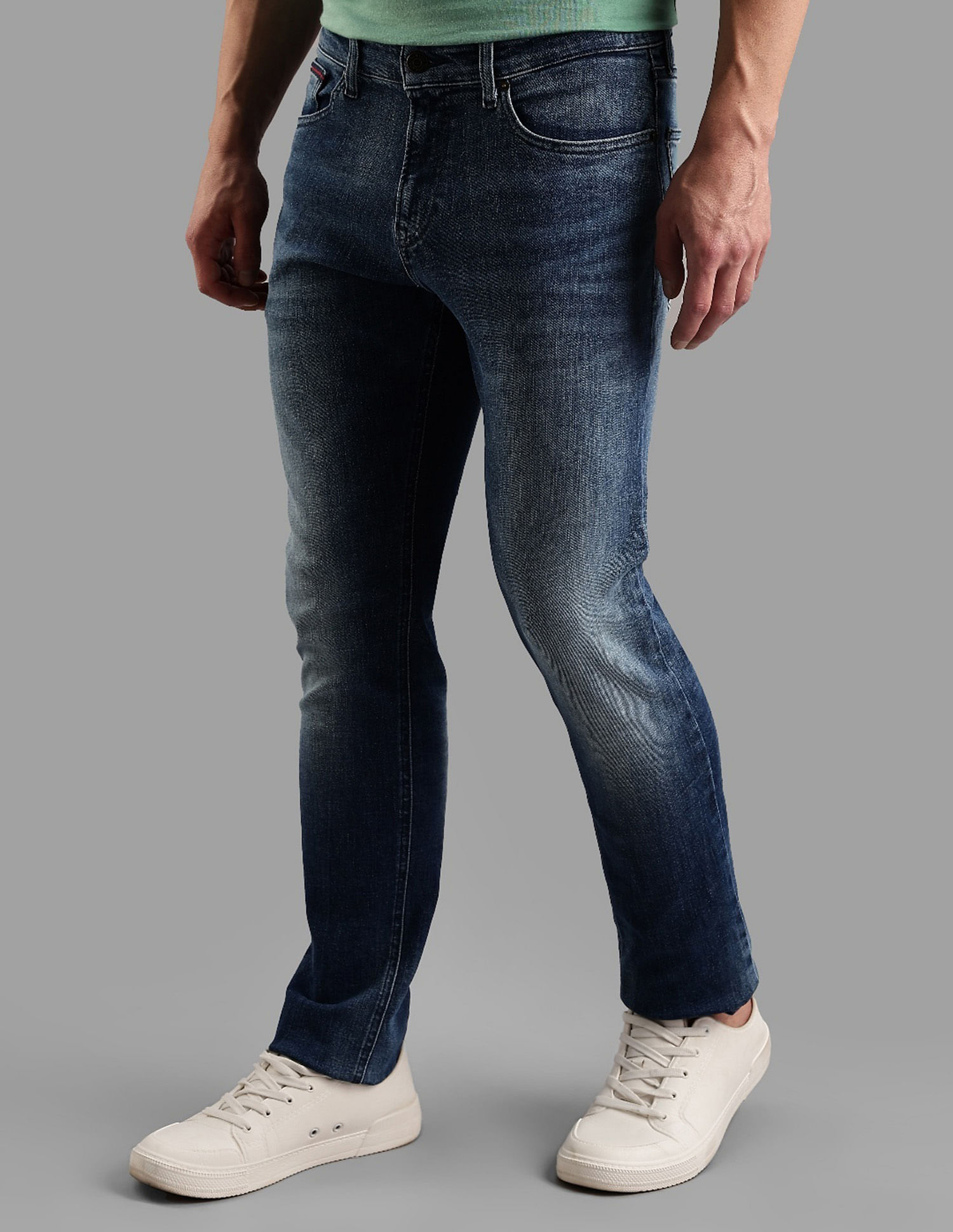 Tommy Hilfiger Medium Washed Relaxed Straight Fit Mid Rise Jeans
