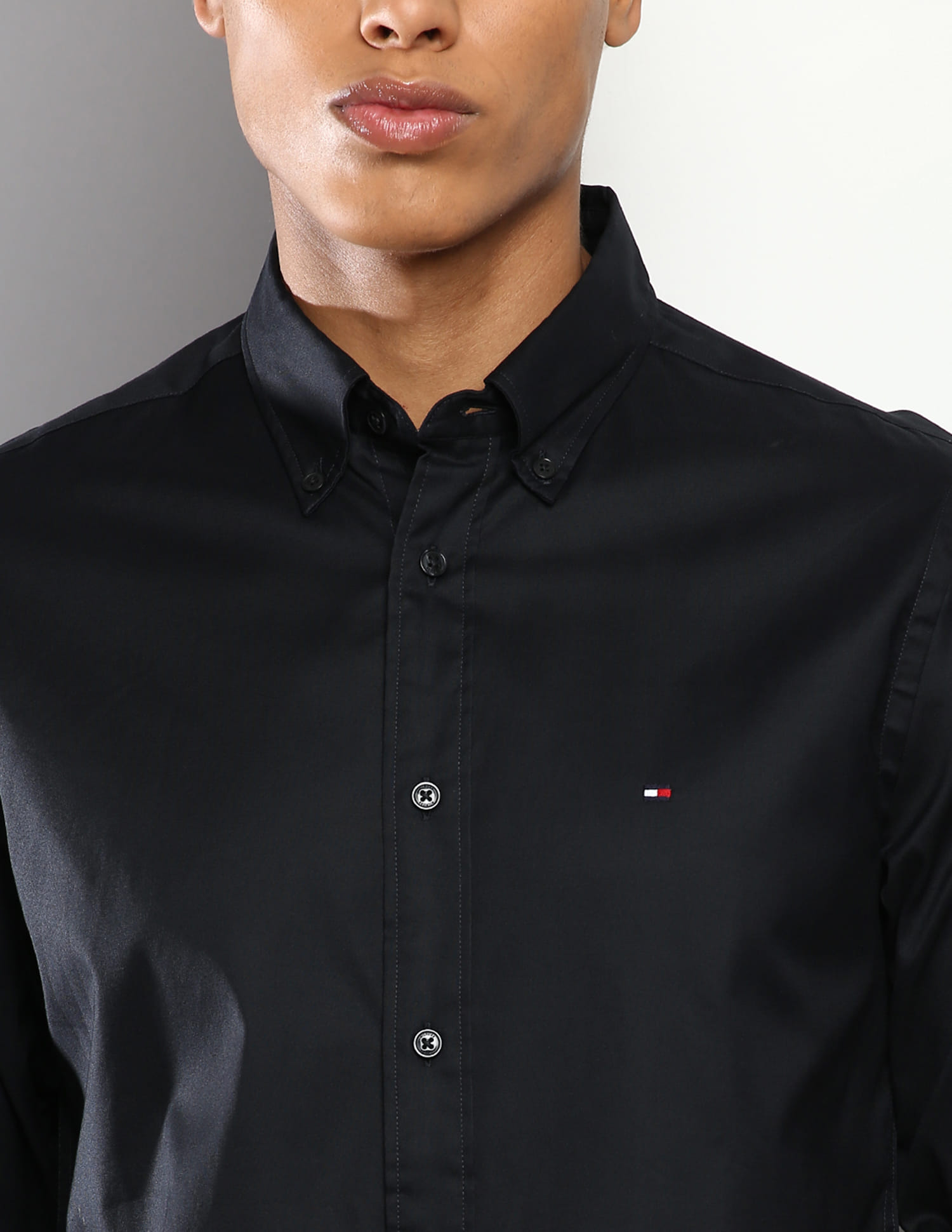 トミー　メンズ　BLK M Buy Tommy Hilfiger Men Black Solid Oxford Casual Shirt - NNNOW.com