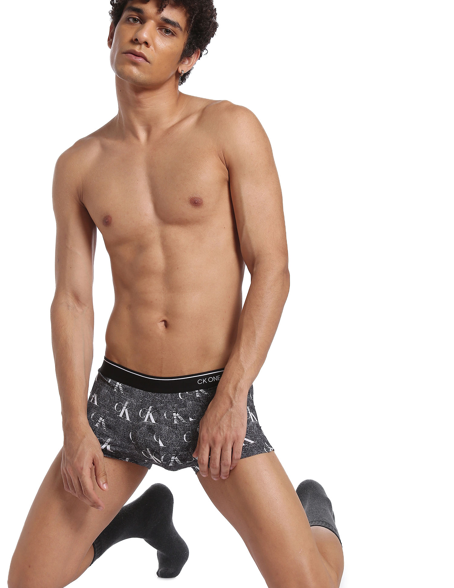 Buy Calvin Klein Underwear Men Black Low Rise Solid Trunks - NNNOW.com