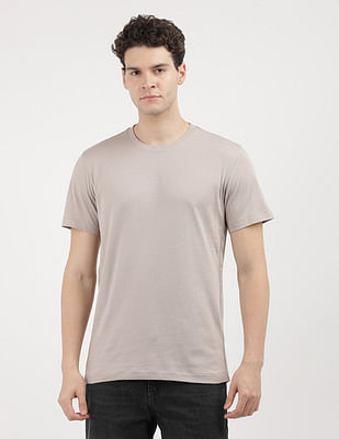 Buy Calvin Klein Jeans Logo Tape T-Shirt - NNNOW.com